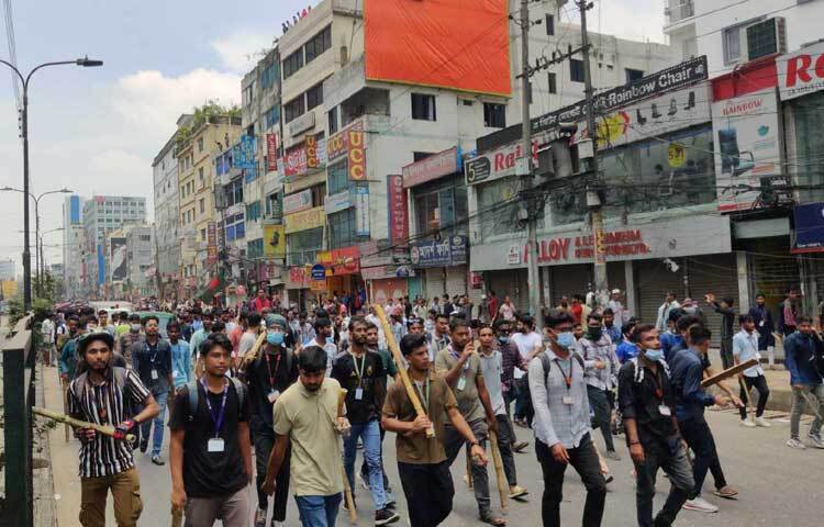 তবে কিছুক্ষণের মধ্যেই তারা সংগঠিত হয়ে পুলিশ পাল্টা ধাওয়া করে। পুলিশ পিছু হটলে দুপুর ১২টার দিকে নতুনবাজার থেকে বিক্ষোভ মিছিল শুরু করেন শিক্ষার্থীরা। ছবি: হাসান আদিব