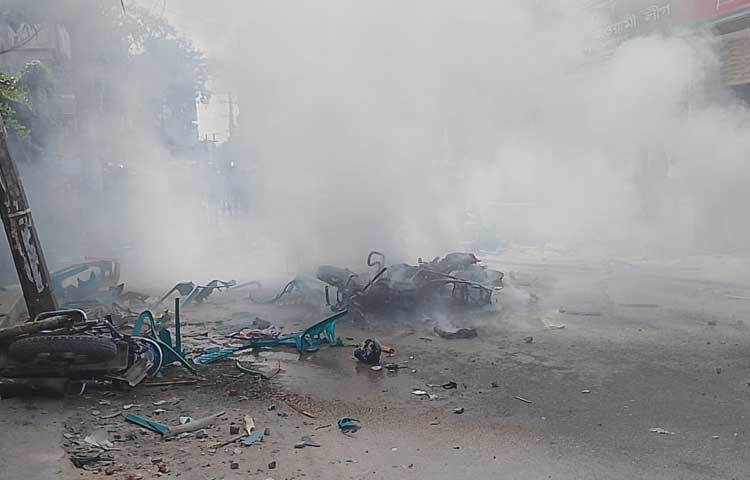 সংঘর্ষের সময় সাউন্ড গ্রেনেড ও টিয়ারশেল নিক্ষেপ করেছে পুলিশ। ছবি: এমদাদুল হক মিলন