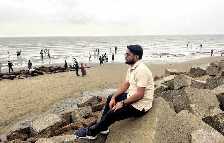 পাথরের ওপর বসে সমুদ্রের সৌন্দর্য উপভোগ করছেন এক প্রকৃতিপ্রেমী। ছবি: এম মাঈন উদ্দিন