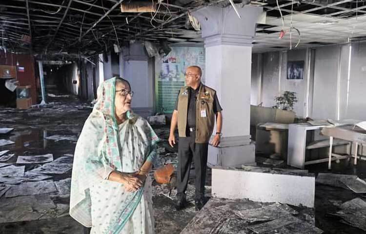 ১৮ জুলাই বিকেল ৩টার দিকে রাজধানীর রামপুরায় বিটিভির প্রধান কার্যালয়ের প্রধান ফটক ভেঙে ভেতরে প্রবেশ করেন হামলাকারীরা। পরে তারা ভেতরে থাকা মাইক্রোবাস ও মোটরসাইকেলে আগুন দেন। ভবনের ভেতরেও ব্যাপক ভাঙচুর ও অগ্নিসংযোগ করা হয়। এরপর বিটিভির সম্প্রচার বন্ধ হয়ে যায়। ছবি: ইয়াসিন কবির জয়