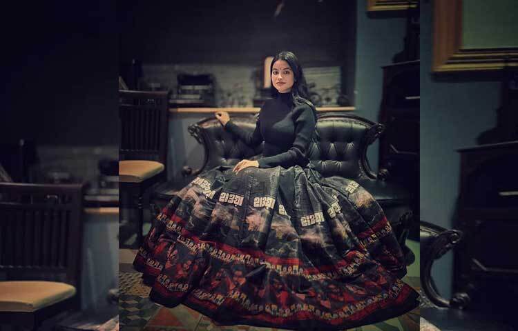 ‘হাওয়া’ সিনোমার থিমের বড় ঘেরের কালো স্কার্ট আর টার্টলনেক কালো টপে দারুণ অভিনেত্রী নাজিফা তুষি। ছবি: ইনস্টাগ্রাম থেকে