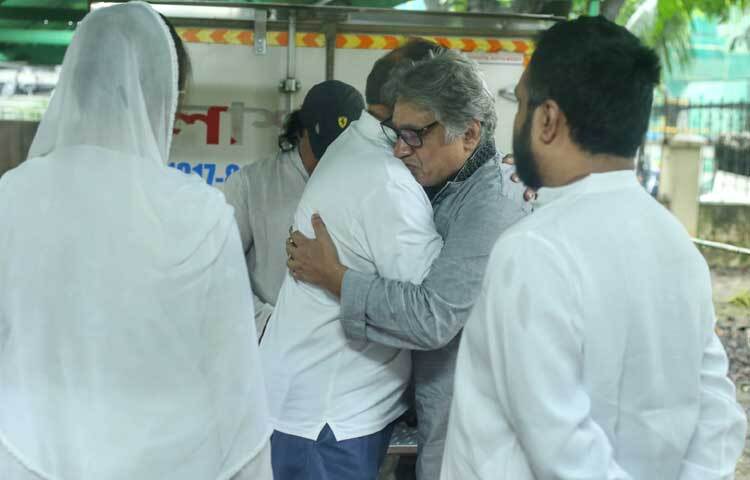 মাইলসের সদস্য মানাম আহমেদ বলেন, ‘যারা শ্রদ্ধা নিবেদন করতে চান, তাদের আজাদ মসজিদেই আসতে হবে। সেখান থেকে আমরা সরাসরি লাশ নিয়ে যাব বনানী কবরস্থানে।’ ছবি: মাহবুব আলম