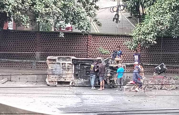 বিধ্বস্ত অবস্থায় রাস্তায় পড়ে আছে গানবাংলার গাড়ি। ছবি: জান্নাত শ্রাবণী