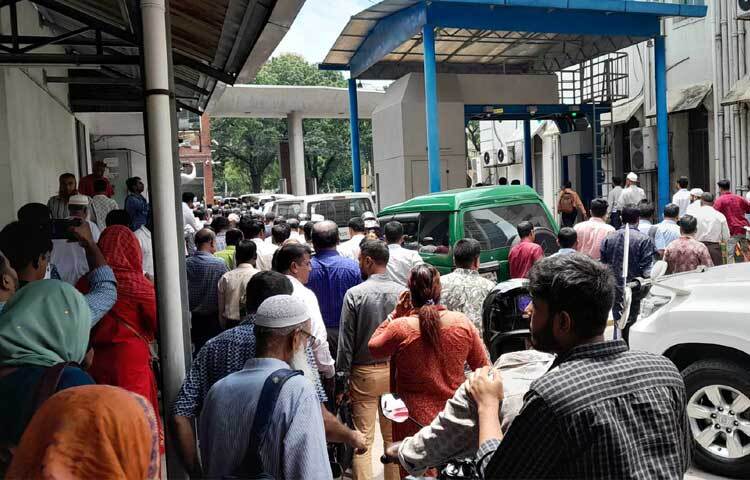 সবাই এক সঙ্গে বের হতে গিয়ে সচিবালয়ের ভেতরে ও গেটে যানজটের সৃষ্টি হয়েছে। ছবি: মাসুদ রানা