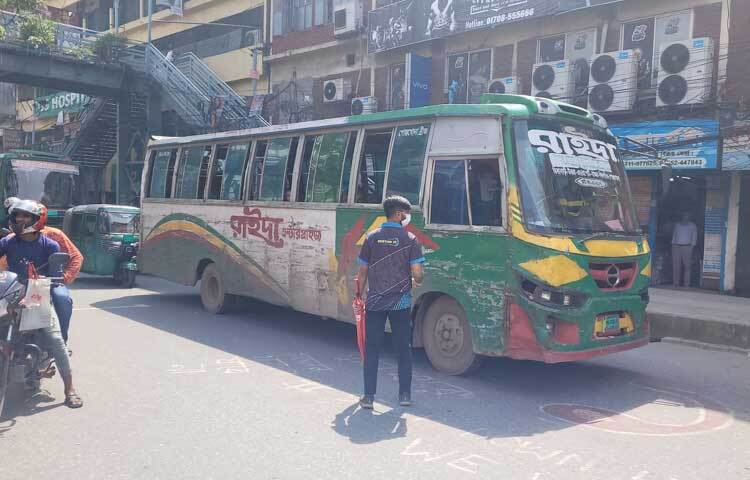 সড়কের ট্রাফিক পয়েন্টগুলোর হাল ধরেছেন শিক্ষার্থী এবং পেশাজীবী মানুষরা। ছবি: রায়হান আহমেদ