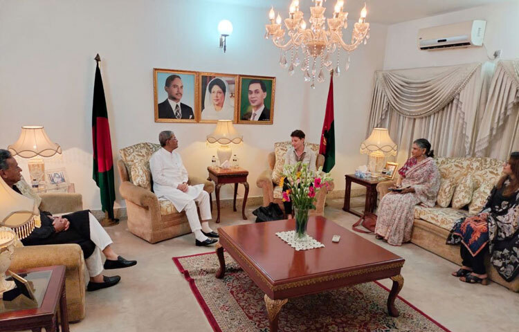 আজ বেলা ১১টায় গুলশানের দলীয় কার্যালয়ে ঢাকায় নিযুক্ত জাতিসংঘের আবাসিক সমন্বয়কারী গোয়েন লুইসের সঙ্গে বিএনপি নেতাদের বৈঠক অনুষ্ঠিত হয়। ছবি: জাগো নিউজ