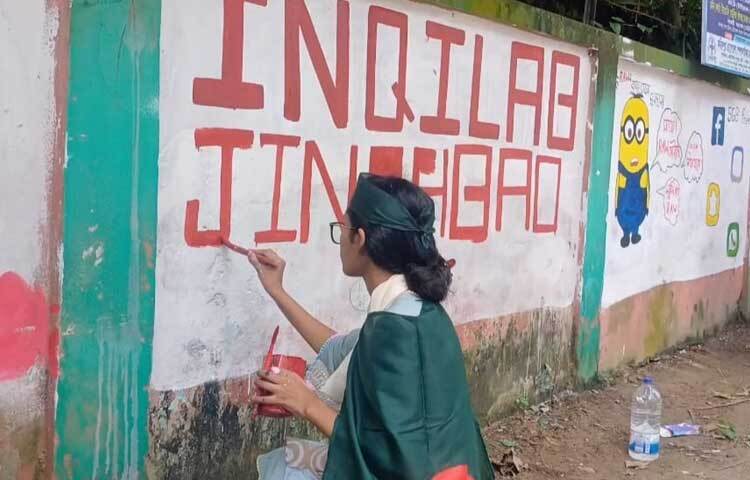 শিক্ষার্থীরা জানায়, দেওয়ালগুলো আমরা রঙিন করে সাজাতে চাই। দেশের বিরত্বগাঁথা দিয়ে ভরে ফেলতে চাই। আমাদের শহরটাকে আমরা আমাদের মনের মতো করে সাজাবো। ছবি: এন কে বি নয়ন