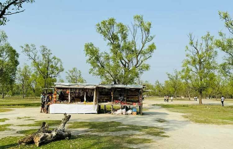 সৈকতে দর্শনার্থীদের জন্য রয়েছে ওয়াশ ব্লক, আছে দোকানপাটও। বেড়িবাঁধের পাশে আছে গাড়ি পার্কিংয়ের ব্যবস্থা ও ওয়াশব্লক। পুরোনো খাবারের দোকানের পাশাপাশি নতুন করে নির্মিত হচ্ছে একাধিক রেস্তোরাঁ। ছবি: এম মাঈন উদ্দিন