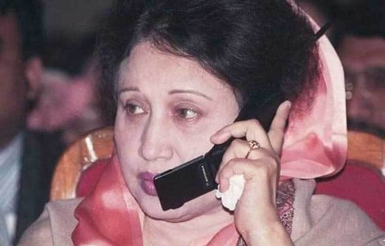 ১৯৮১ সালের ৩০ মে তত্কালীন রাষ্ট্রপতি জিয়াউর রহমান চট্টগ্রাম সার্কিট হাউসে একদল বিপথগামী সেনা সদস্যের হাতে নিহত হন। এর পর পরই জিয়াউর রহমানের গড়া বিএনপির রাজনীতিতে আসেন খালেদা জিয়া। তিনি ১৯৮২ সালের ২ জানুয়ারি বিএনপির প্রাথমিক সদস্য হন। ফাইল ছবি