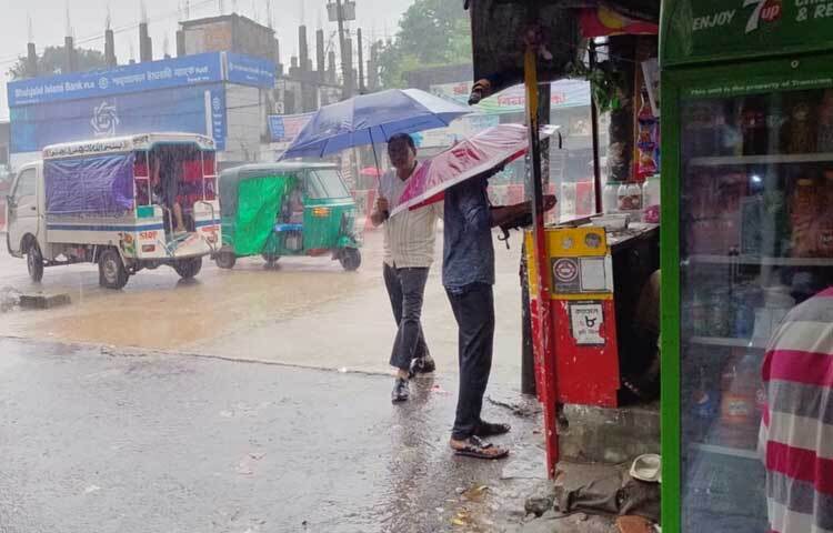 অন্যদিকে বৃষ্টির কারণে বেচাকেনা কমে যাওয়ায় হতাশ ব্যবসায়ীরা। ছবি: এম মাঈন উদ্দিন