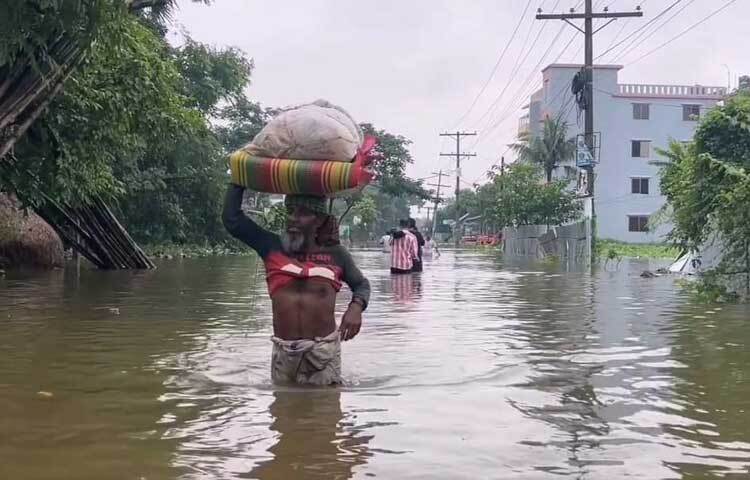 পরিস্থিতির অবনতি হওয়ায় জেলার সাড়ে তিন লাখেরও বেশি মানুষ বিদ্যুৎ-বিচ্ছিন্ন হয়ে পড়েছে। একই সঙ্গে সব ধরনের যোগাযোগ বিচ্ছিন্ন হওয়ায় চরম দুর্ভোগে পড়েছেন তারা। ছবি: আবদুল্লাহ আল-মামুন