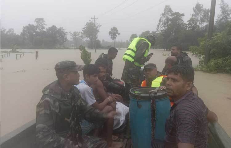 উদ্ধারকাজে ব্যস্ত সেনাবাহিনীর সদস্যরা। ছবি: ফেসবুক থেকে