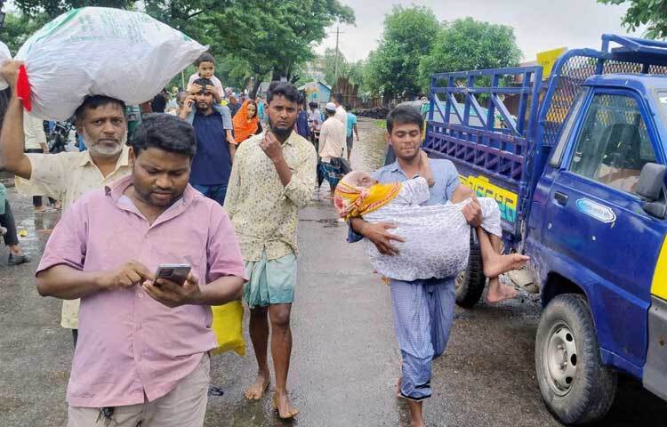 পরিবারের বৃদ্ধদের কোলে করে নিরাপদস্থানে নিয়ে যাওয়া হচ্ছে। ছবি: এম মাঈন উদ্দিন