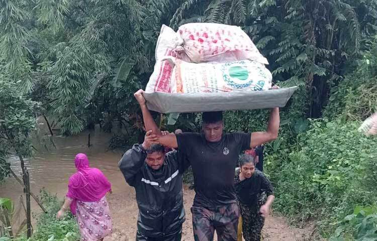 জনসাধারণের মাঝে বিশুদ্ধ পানি ও জরুরি শুকনা খাবার বিতরণ করছে বিজিবি। ছবি: তৌহিদুজ্জামান তন্ময়