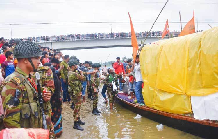 বিভিন্ন ঘাটসমূহের নিরাপত্তা বিধান ছাড়াও সেনাসদস্যরা তিনটি স্পিড বোট ও তিনটি ট্রলার যোগে নদীপথে টহলের মাধ্যমে অনুষ্ঠানের সার্বিক নিরাপত্তা নিশ্চিত করে। ছবি: ফেসবুক থেকে