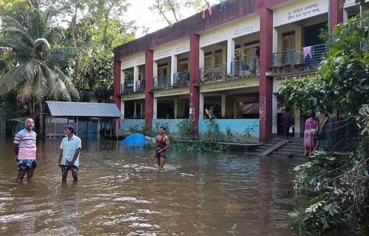 জেলা প্রশাসন সূত্রে জানা গেছে, ভারী বর্ষণ ও জোয়ারের কারণে এখন পর্যন্ত জেলায় ৬ লাখ ৫৭ হাজার মানুষ পানিবন্দি। তাদের জন্য জেলা প্রশাসন ৩৯৫ মেট্রিক টন চাল ও ১০ লাখ টাকা বরাদ্দ দেওয়া হয়েছে। এছাড়া স্থায়ী ও অস্থায়ী ১৮৯টি সাইক্লোন শেল্টারে শুকনা খাবার বিতরণ করা হচ্ছে। ছবি: কাজল কায়েস