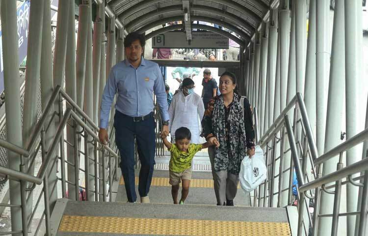 তবে বৈষম্যবিরোধী ছাত্র আন্দোলনে ক্ষতিগ্রস্ত কাজীপাড়া ও মিরপুর-১০ নম্বর স্টেশন বন্ধ রয়েছে। ক্ষতিগ্রস্ত এ দুটি স্টেশন সংস্কারের পর চালু করতে আরও এক বছর সময় লেগে যাবে বলে জানিয়েছে মেট্রোরেল কর্তৃপক্ষ। ছবি: মাহবুব আলম