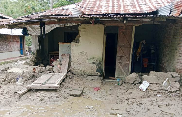 ভয়াবহ বন্যায় চট্টগ্রামের মিরসরাইয়ে প্রায় দুই লাখ মানুষ পানিবন্দি ছিল। প্রায় সাতদিন পর পরিস্থিতি উন্নতি হলেও এখন ভেসে উঠছে ক্ষতচিহ্ন। একের পর ভেঙে পড়েছে মাটির ঘর। কীভাবে নতুন করে মাথা গোঁজার ঠাঁই পাবে এ নিয়ে দুশ্চিন্তার শেষ নেই অনেকের। ছবি: জাগো নিউজ