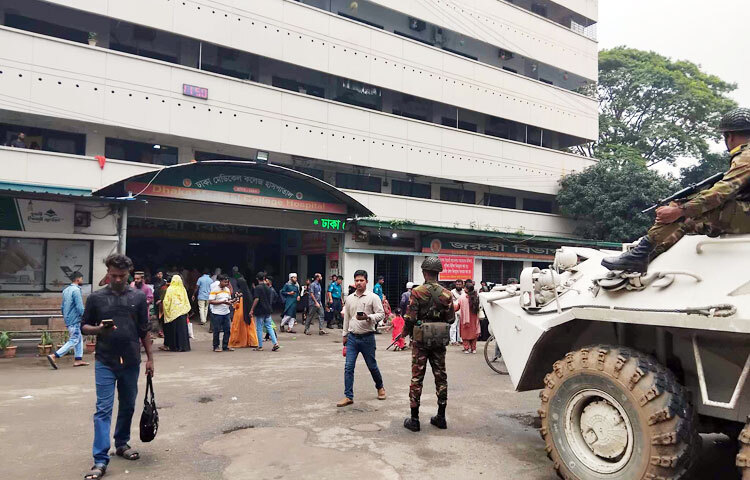 ঢাকা মেডিকেল কলেজ (ঢামেক) হাসপাতালে চিকিৎসকদের ওপর হামলার ঘটনায় অস্থিরতা চলছিল চিকিৎসা খাতে। তবে অস্থিরতা কাটিয়ে আইনশৃঙ্খলা বাহিনীর নিরাপত্তায় আজ থেকে পূর্ণাঙ্গ চিকিৎসাসেবা চালু করেছে সারাদেশের মেডিকেল কলেজ ও হাসপাতাল। ছবি: জাগো নিউজ