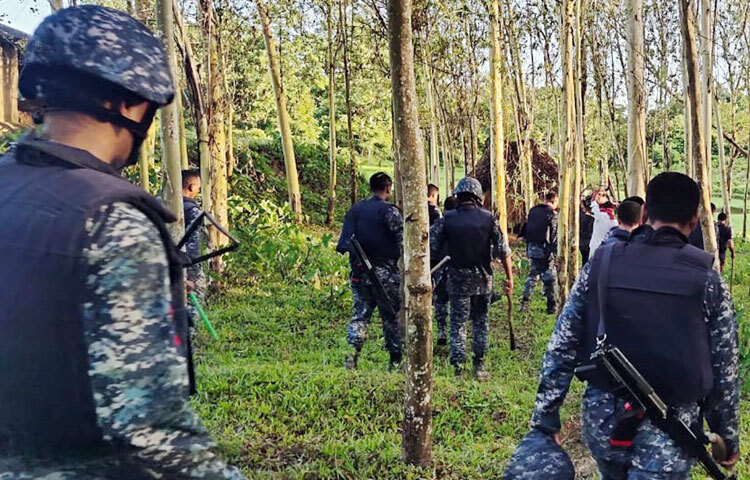 গোপন সংবাদের ভিত্তিতে মহেশখালী উপজেলার ছোট মহেশখালী ইউনিয়নের মুহুরিঘোনা নামক স্থানে পাহাড়ের পাদদেশে অবস্থিত মদ তৈরির আস্তানায় অভিযান পরিচালনা করে নৌবাহিনী মহেশখালী কন্টিনজেন্ট। ছবি: আইএসপিআর