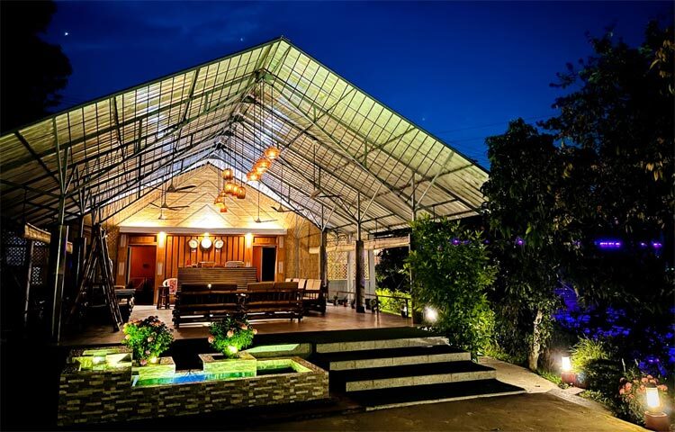 শ্রীমঙ্গল উপজেলার হবিগঞ্জ রোডের উত্তরসুর এলাকায় ওয়াটারলিলি রিসোর্টটির অবস্থান। রিসোর্টটিতে তিনটি কাঠের বাড়ি এবং দুইটি দুইতলা দৃষ্টিনন্দন কটেজ রয়েছে। কটেজের রুম ভাড়া ৩ হাজার টাকা থেকে বিভিন্ন প্রকারভেদে ১২ হাজার পর্যন্ত। রয়েছে দেশি খাবার ও সুইমিংপুলের সুব্যবস্থা। চাইলে নির্ধারিত মেন্যুর বাইরে নিজের পছন্দমতো খাবারও খেতে পারবেন। শ্রীমঙ্গল শহর থেকে সিএনজি করে হবিগঞ্জ রোডের উত্তরসুর এলাকায় এলে দেখা মিলবে ওয়াটারলিলি রিসোর্টের সাইনবোর্ড। পাওয়ার গ্রিড স্টেশনের পথে কয়েক মিনিট হাটলেই চোখে পড়বে সুদৃশ্য রিসোর্টটি। ছবি: ওমর ফারুক নাঈম