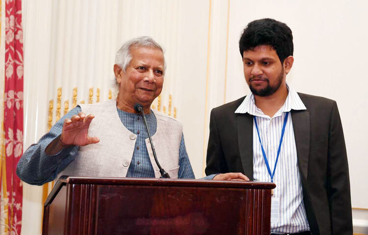 প্রধান উপদেষ্টা প্রফেসর মুহাম্মদ ইউনূস গতকাল নিউইয়র্কে ইউনিভার্সিটি ক্লাবে ‘মিট দ্য ফ্রেন্ডস অব বাংলাদেশ’ শীর্ষক অনুষ্ঠানে বক্তৃতা করেন। ছবি: পিআইডি