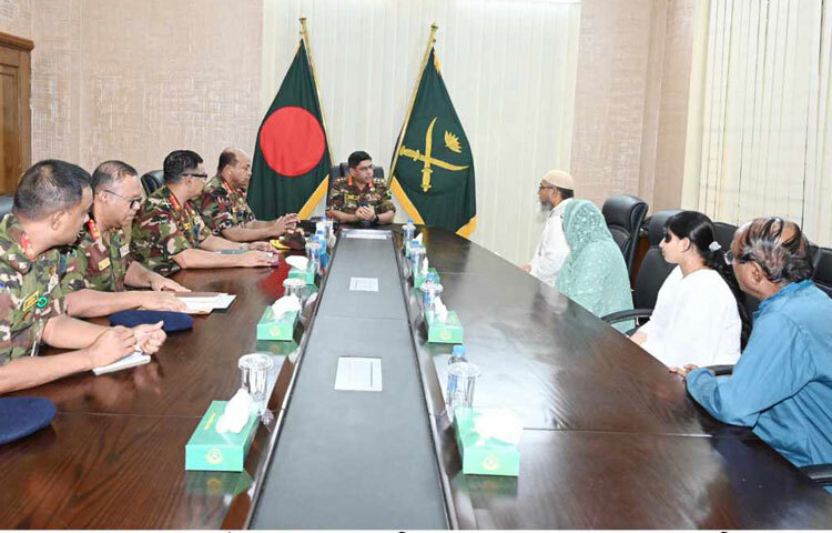 কক্সবাজারের চকরিয়ায় ডাকাতি প্রতিরোধ অভিযানে নিহত শহীদ লেফটেন্যান্ট তানজিম ছারোয়ার নির্জনের বাবা ও মায়ের সঙ্গে সেনাবাহিনী প্রধান জেনারেল ওয়াকার-উজ-জামানের সাক্ষাৎ অনুষ্ঠিত হয়েছে। আজ সেনাসদরে সেনাবাহিনী প্রধানের সঙ্গে সাক্ষাৎ করেন নির্জনের বাবা-মা। ছবি: আইএসপিআর