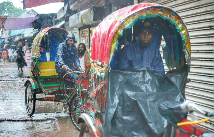 প্রচণ্ড বৃষ্টিতে যাত্রীর আশায় নিজের রিকশায় হুড তুলে বসে আছেন চালক। পলিথিনে ঢেকে রেখেছেন শরীরের অর্ধেক। তার পেছনেই রেইন কোট পরে বসে আছেন অন্য চালক। ছবি: মাহবুব আলম
