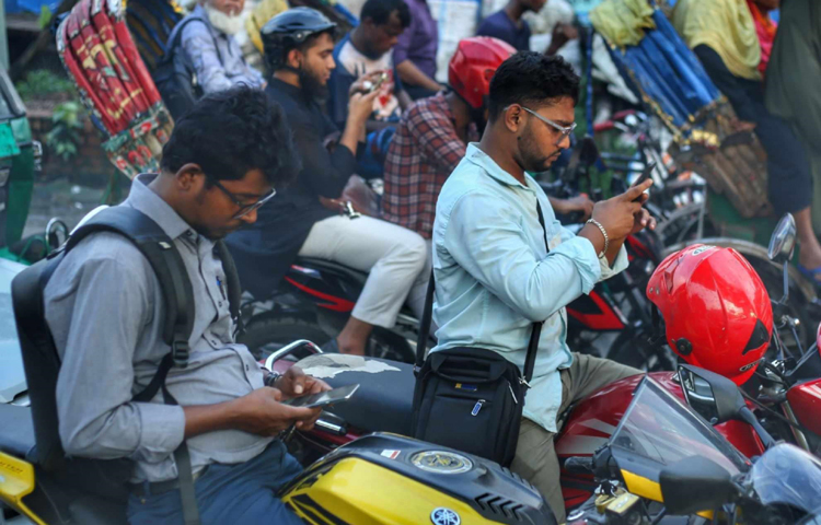 যানজটে অখণ্ড অবসরে যানবাহনে বসেই অনেকে ব্যস্ত হয়ে পড়েন স্মার্টফোনে। সময় কাটান সোশ্যাল মিডিয়ায় কিংবা জরুরি আলাপ সেরে নেন। ছবি: মাহবুব আলম