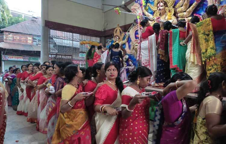 মন্দিরে মন্দিরে মন্ত্র উচ্চারণ আর প্রার্থনার মধ্য দিয়ে বিশ্বের অশুভ শক্তিকে তাড়িয়ে শুভকামনা করা হয়। ছবি: এন কে বি নয়ন