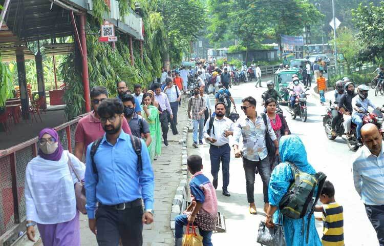 যাটজটের কারণে দুর্ভোগ পোহাতে হচ্ছে অফিসগামী মানুষদের। ছবি: মাহবুব আলম