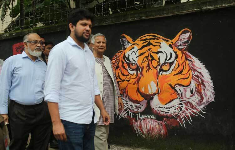 ড. ইউনূস অন্তর্বর্তী সরকারের প্রধান উপদেষ্টা হিসেবে শপথ নেওয়ার পরপরই জুলাই-আগস্ট মাসে ছাত্রদের নেতৃত্বে বৈষম্যবিরোধী আন্দোলন চলাকালে ঢাকাসহ দেশের অন্যান্য শহর ও নগরের দেয়ালে তরুণ শিক্ষার্থীদের আঁকা সেরা গ্রাফিতি নিয়ে একটি আর্ট বুক প্রকাশের জন্য সংশ্লিষ্ট ব্যক্তিদের নির্দেশ দেন। সে অনুযায়ী ‘দি আর্ট অব ট্রায়াম্ফ’ নামের একটি আর্ট বুক প্রকাশ করা হয়।