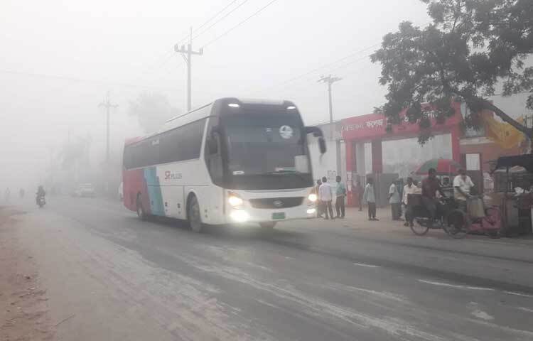 এ জেলায় কুয়াশা পড়লেও শীত অনুভূত হচ্ছে না। তবে শীত অনুভূত হোক আর না হোক কুয়াশাকে দারুণভাবে উপভোগ করছে মানুষ।