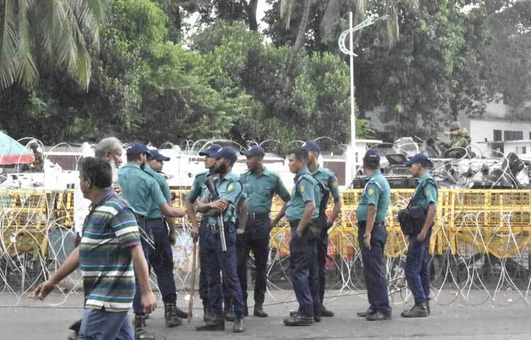 ডিএমপির মিডিয়া অ্যান্ড পাবলিক রিলেশন্স বিভাগের উপ-কমিশনার (ডিসি) মুহাম্মদ তালেবুর রহমান বলেন, ডিএমপির নির্দেশনা অনুযায়ী আজ বঙ্গভবন এলাকায় বাড়তি নিরাপত্তা জোরদার করা হয়েছে। এখন পর্যন্ত পরিস্থিতি ও যান চলাচল স্বাভাবিক।