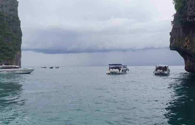 ঝলমলে সাদা বালুর সৈকত, সবুজ পাহাড়, উজ্জ্বল নীল সমুদ্র ও রঙিন চিনা-পর্তুগিজ স্থাপত্যের সমন্বয়ে গঠিত ফুকেট এক কথায় এক স্বপ্নময় ভূমি।