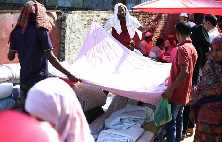 শীতের হাওয়া বইছে রাজধানীতেও। তাইতো চলছে প্রস্তুতি।