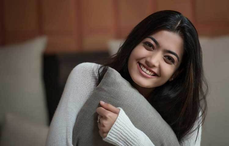 সাদামাটা লুকে হাস্যোজ্জ্বল অভিনেত্রী।