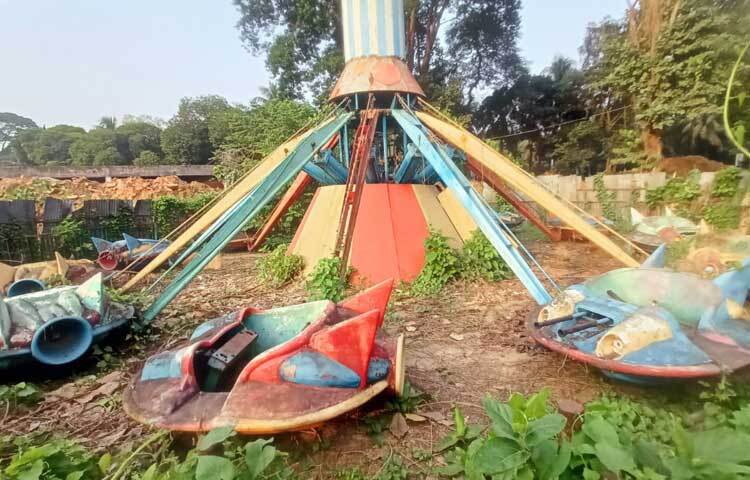 পার্কটিতে এখন নেই শিশু-কিশোরদের সেই চিরচেনা কোলাহল।