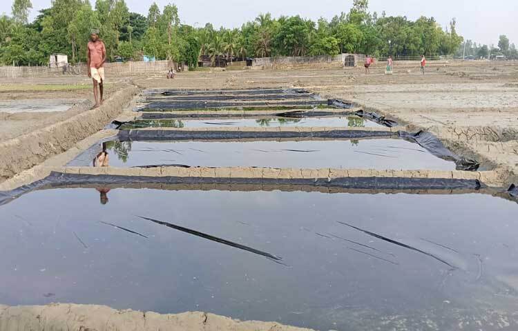 চলতি ২০২৪-২৫ মৌসুমে লবণ উৎপাদনের লক্ষ্যমাত্রা ২৬ লাখ ১০ হাজার মেট্রিক টন। সেই হিসাব ধরেই জেলার দ্বীপ উপজেলা কুতুবদিয়ায় মৌসুমের প্রথম লবণ উৎপাদন শুরু হয়েছে চলতি মাসের প্রথম সপ্তাহ থেকে।