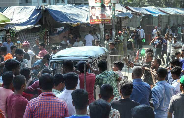 সিএনজিচালিত অটোরিকশাও আটকে দিয়েছে আন্দোলনকারীরা।