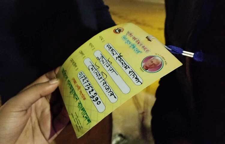 রমনা জোনের সহকারী কমিশনার আবদুল্লাহ আল মামুন জানান, অহিংস গণঅভ্যুত্থান নামের সংগঠনটি আমাদের কাছে সোহরাওয়ার্দী উদ্যানে ১০ লাখ লোকের সমাবেশ করার জন্য অনুমতিও চেয়েছিল। আমরা তাদের অতীত ঘেঁটে দেখলাম অতীতেও এদের বিরুদ্ধে প্রতারণার অভিযোগে মামলা করা হয়েছে। এরা এই সমাবেশকে কেন্দ্র করে সাধারণ লোকদের থেকে কয়েক কোটি টাকা হাতিয়ে নিয়েছে। গাইবান্ধা, নোয়াখালী, লক্ষ্মীপুরসহ সারাদেশ থেকে তারা লোকজন নিয়ে এসেছে।