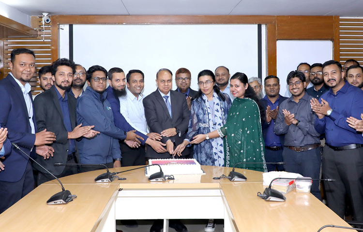 দেশের অনলাইন কেনাকাটার জনপ্রিয় মাধ্যম অথবা ডটকমের ৯ম প্রতিষ্ঠাবার্ষিকী উপলক্ষে ক্রেতাদের জন্য নিয়ে এসেছে ‘গ্র্যান্ড শপিং ফেস্টিভাল-৯’ ক্যাম্পেইন। এতে ক্রেতারা পাচ্ছেন লাখেরও অধিক পণ্যের ওপর সর্বোচ্চ ৮৯ শতাংশ ডিসকাউন্ট। অথবা ডটকমের প্রধান কার্যালয়ে এক অনুষ্ঠানের মাধ্যমে ৯ দিনব্যাপী ক্যাম্পেইনটির উদ্বোধন করেন প্রাণ গ্রুপের ব্যবস্থাপনা পরিচালক ইলিয়াছ মৃধা। ছবি: জাগো নিউজ