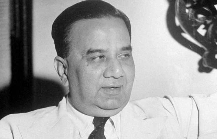 বর্তমান পশ্চিমবঙ্গের মেদিনীপুরের এক সম্ভ্রান্ত পরিবারে জন্ম নেওয়া সোহরাওয়ার্দী বিচারপতি স্যার জাহিদ সোহরাওয়ার্দীর কনিষ্ঠ সন্তান। মা ছিলেন নামকরা উর্দু সাহিত্যিক খুজাস্তা আখতার বানু, স্যার হাসান সোহরাওয়ার্দী ছিলেন তার মামা।