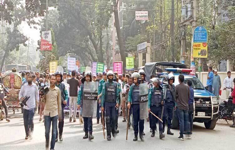 বাংলাদেশের বিরুদ্ধে ভারতীয় আগ্রাসন ও অপপ্রচারের প্রতিবাদে পদযাত্রা শুরু করেছে বাংলাদেশ অবসরপ্রাপ্ত পুলিশ অফিসার্স কল্যাণ সমিতির সদস্যরা। ছবি: তৌহিদুজ্জামান তন্ময়