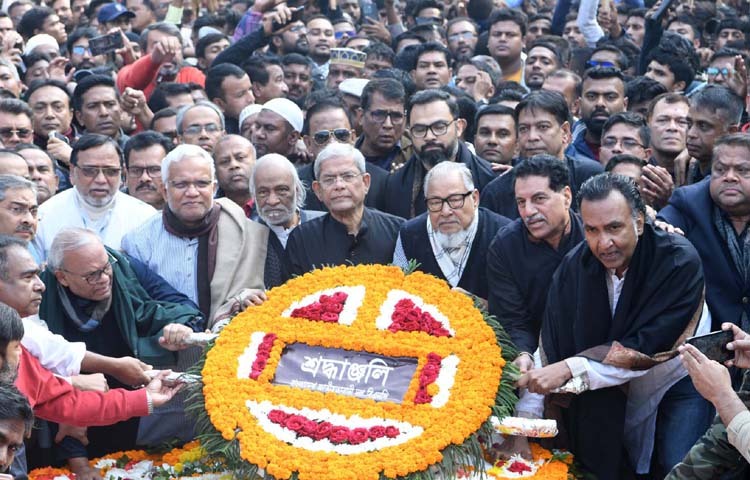 শহীদ বুদ্ধিজীবী দিবস উপলক্ষে বিভিন্ন রাজনৈতিক দল ও অঙ্গ সংগঠন আজ রায়েরবাজার বধ্যভূমিতে ফুল দিয়ে শ্রদ্ধা জানায়। ছবি: পিআইডি