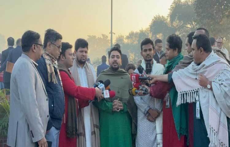 সাভারে জাতীয় স্মৃতিসৌধে শ্রদ্ধা নিবেদন শেষে সাংবাদিকদের সঙ্গে কথা বলেছেন তথ্য ও সম্প্রচার উপদেষ্টা মো. নাহিদ ইসলাম।