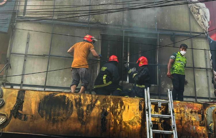 রাজধানীর উত্তরা ১২ নম্বর সেক্টরের লাভলীন রেস্টুরেন্টের আগুন তিন ঘণ্টা পর নিয়ন্ত্রণে এসেছে। ফায়ার সার্ভিস ও সিভিল ডিফেন্সের ১২টি ইউনিটের প্রচেষ্টায় আগুন নিয়ন্ত্রণে আসে। আজ দুপুরে ফায়ার সার্ভিসের মিডিয়া সেলের কর্মকর্তা আনারুল ইসলাম বিষয়টি নিশ্চিত করেছেন। ছবি: জাগো নিউজ
