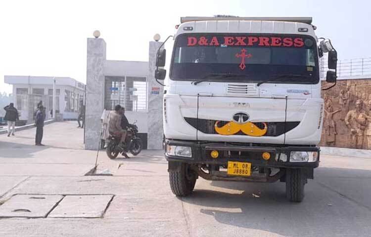 দীর্ঘ ছয় মাস বন্ধ থাকার পর জামালপুর বকশীগঞ্জের ধানুয়া কামালপুর স্থলবন্দর দিয়ে পুনরায় পাথর আমদানি শুরু হয়েছে।