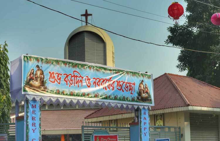 প্রার্থনা সভা, যিশুর জন্মস্থান প্রতীকী গোয়ালঘর তৈরি, ক্রিসমাসট্রি, বেলুন আর বাহারি রঙিন কাগজে সাজিয়ে জাঁকজমকভাবে যিশুর জন্মদিন পালনের আবহে তৈরি করা হচ্ছে গির্জাগুলো।