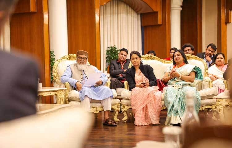 সংক্ষেপে যিশু খ্রিষ্টের জীবনী, আদর্শ ও শান্তির বাণী উল্লেখ করে আর্চবিশপ বিজয় এন ডি’ক্রুজ বলেন, ‘ছাত্র জনতার গণঅভ্যুত্থানে বাংলাদেশে নতুন সম্ভাবনার দ্বার উন্মোচিত হয়েছে। প্রফেসর ইউনূস দেশ পরিচালনার কঠিন দায়িত্ব কাঁধে নিয়েছেন। আপনি জ্ঞানী, সৎ এবং বাংলাদেশে সবার আস্থাভাজন ব্যক্তি। আপনার নেতৃত্বে গণতান্ত্রিক, ধর্মনিরপেক্ষ ও অসাম্প্রদায়িক বাংলাদেশ হয়ে উঠুক, মানুষের মধ্যে ভালোবাসা, মমত্ববোধ, মানবপ্রেম, ভ্রাতৃত্ববোধ ও ক্ষমাশীলতা গড়ে উঠুক। বড়দিনে এটাই আমাদের প্রার্থনা। বাংলাদেশ আপনাদের নেতৃত্বে এগিয়ে যাবে। খ্রিস্টান সম্প্রদায় আপনার পাশে আছে।’